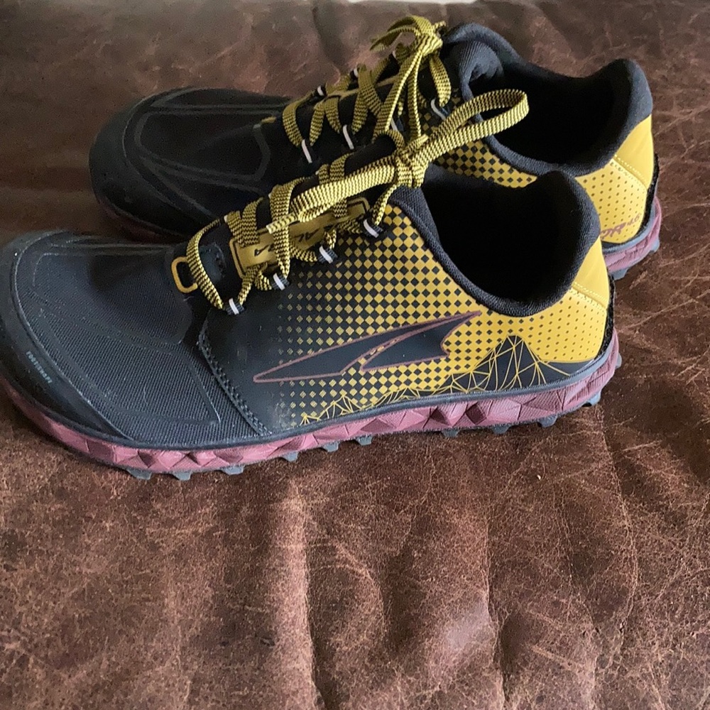 Altra superior 4.5 trail running shoes. Men’s 10